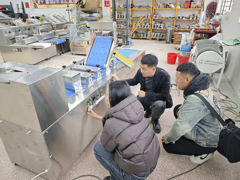 蘭州小伙創(chuàng)業(yè)做扯面拉條子批發(fā)(圖2) 多功能扯面拉條子機